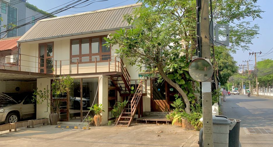 For sale 4 bedrooms house in Bang Kapi, Bangkok