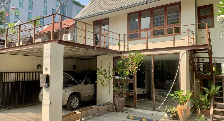For sale 4 bedrooms house in Bang Kapi, Bangkok