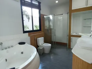 À louer 4 chambres villa à Bang Lamung, Chonburi