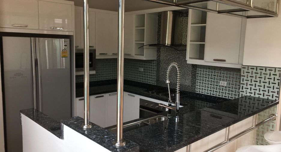 For rent 4 bedrooms villa in Bang Lamung, Chonburi