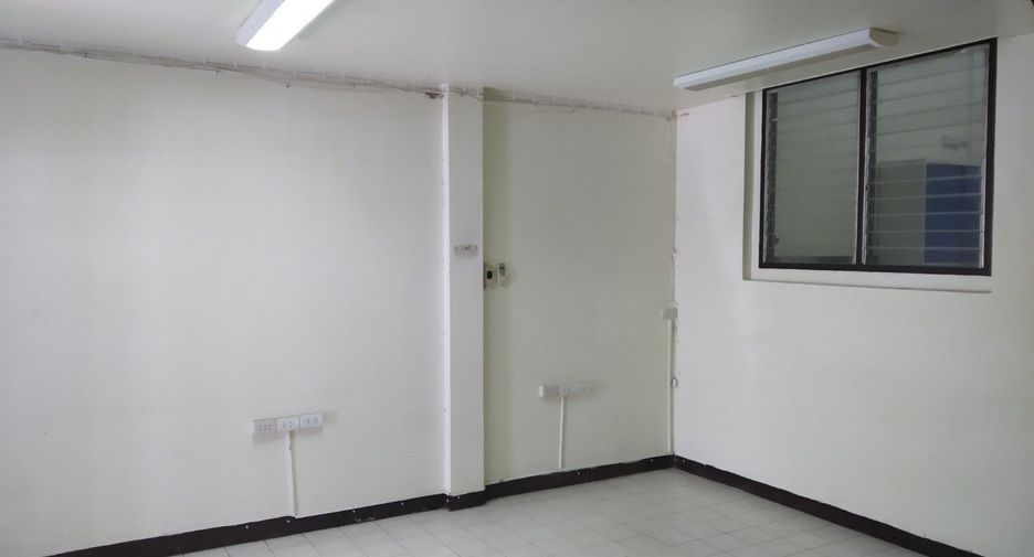 For sale 4 bedrooms townhouse in Bang Kapi, Bangkok