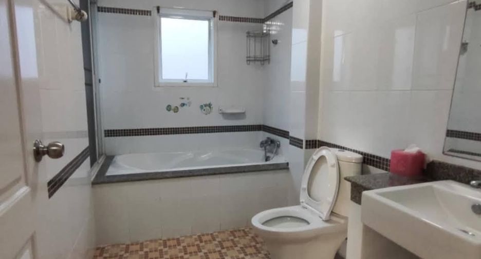 À vendre et à louer 5 chambres maison à Bang Lamung, Chonburi