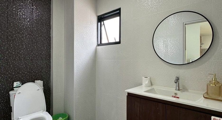 For sale 4 bedrooms townhouse in Bang Lamung, Chonburi