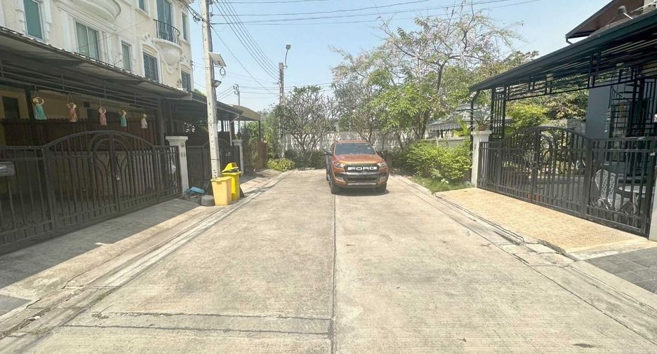 For sale 3 bedrooms townhouse in Bang Khun Thian, Bangkok