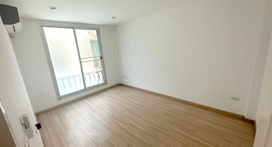 For sale 3 bedrooms townhouse in Bang Khun Thian, Bangkok