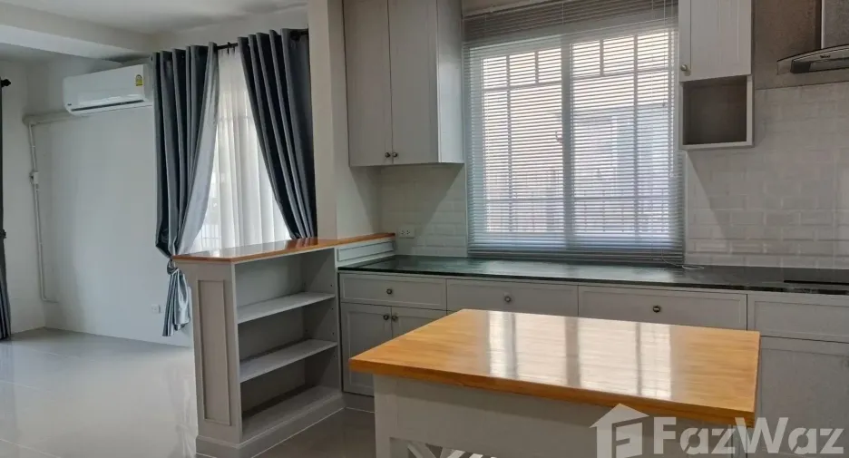 À vendre 3 chambres maison de ville à Bang Lamung, Chonburi