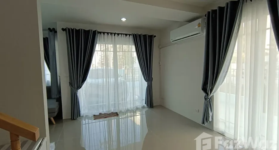 À vendre 3 chambres maison de ville à Bang Lamung, Chonburi