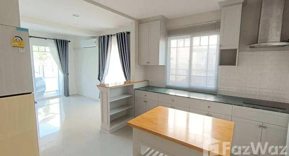 À vendre 3 chambres maison de ville à Bang Lamung, Chonburi