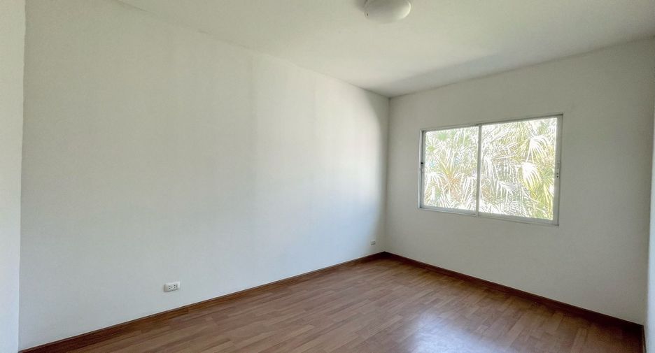For sale 3 bedrooms townhouse in Mueang Samut Prakan, Samut Prakan