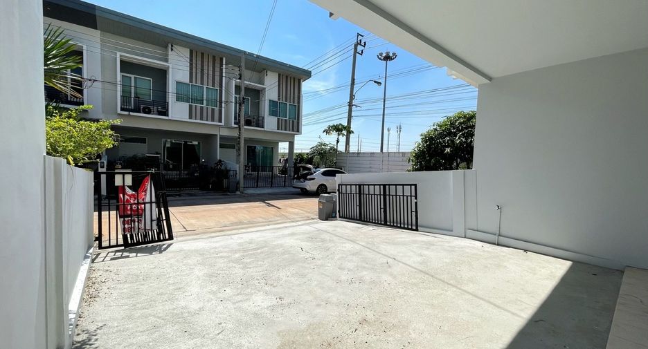 For sale 3 bedrooms townhouse in Mueang Samut Prakan, Samut Prakan
