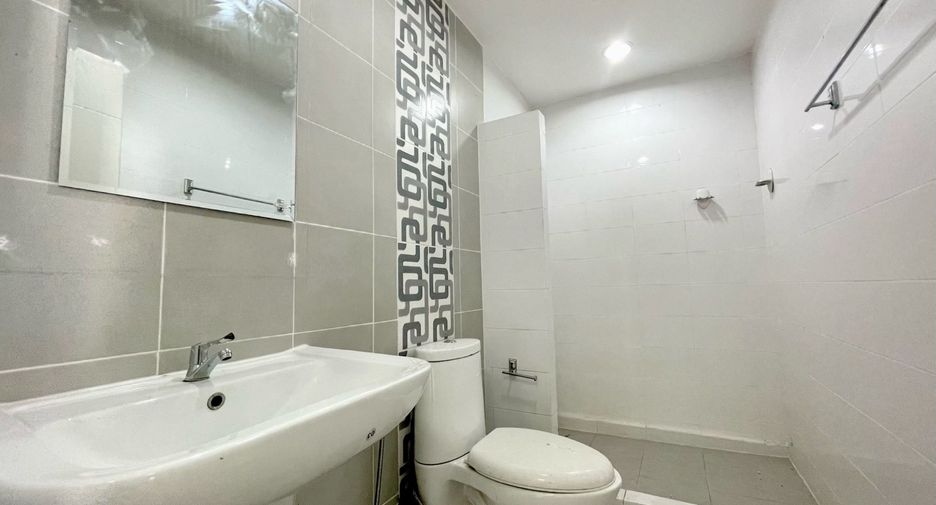 For sale 3 bedrooms townhouse in Mueang Samut Prakan, Samut Prakan