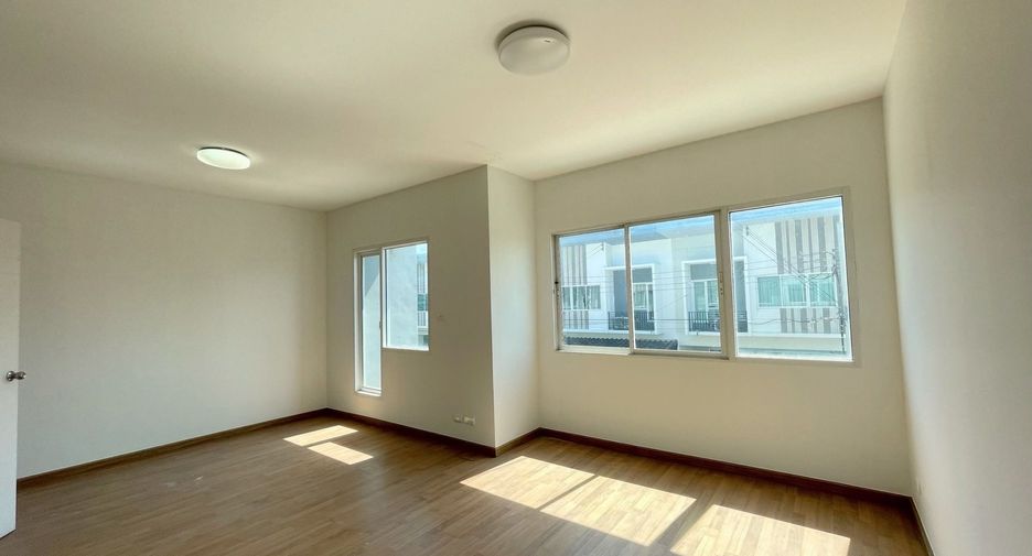 For sale 3 bedrooms townhouse in Mueang Samut Prakan, Samut Prakan