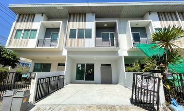 À vendre 3 chambres maison de ville à Mueang Samut Prakan, Samut Prakan