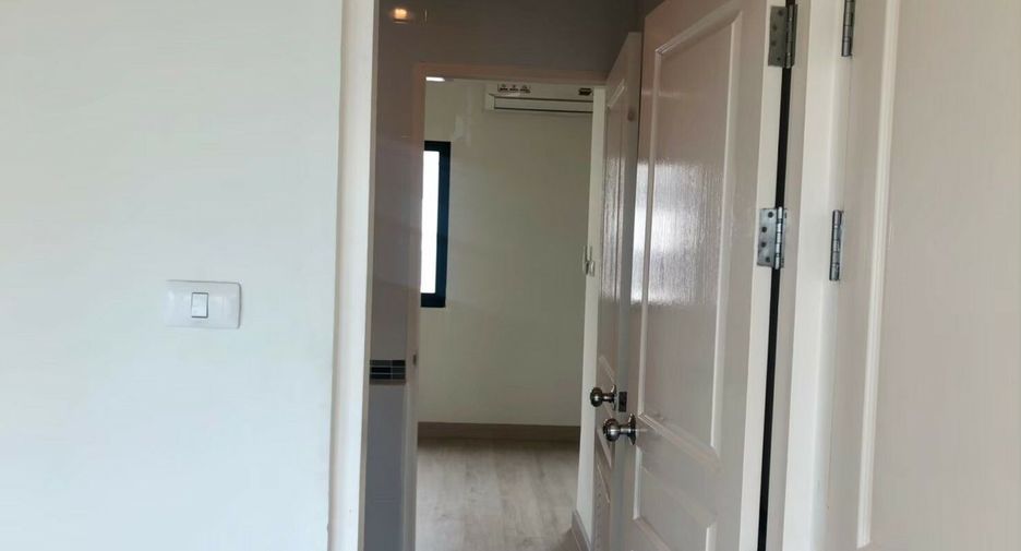For sale 3 bedrooms townhouse in Lat Krabang, Bangkok