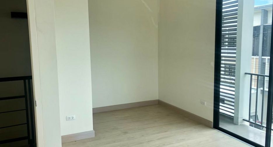 For sale 3 bedrooms townhouse in Lat Krabang, Bangkok