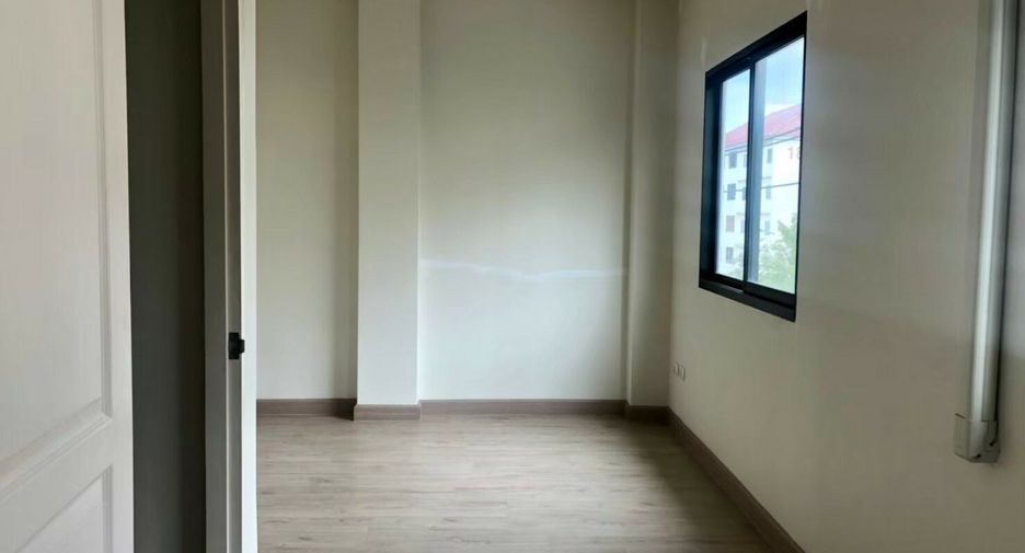 For sale 3 bedrooms townhouse in Lat Krabang, Bangkok