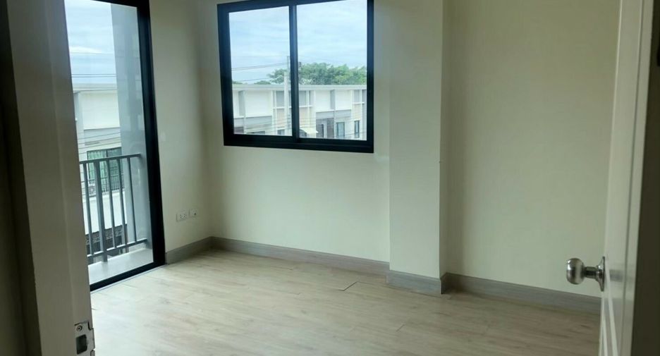 For sale 3 bedrooms townhouse in Lat Krabang, Bangkok