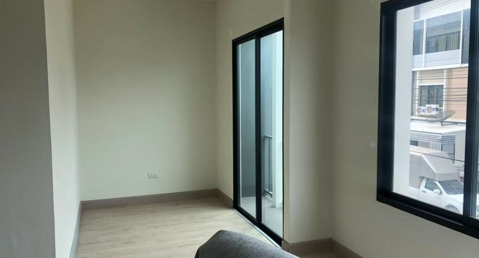 For sale 3 bedrooms townhouse in Lat Krabang, Bangkok