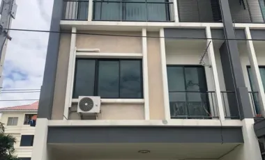 À vendre 3 chambres maison de ville à Lat Krabang, Bangkok