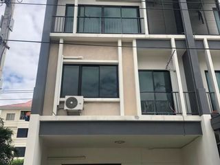 For sale 3 ベッドルーム townhouse in Lat Krabang, Bangkok