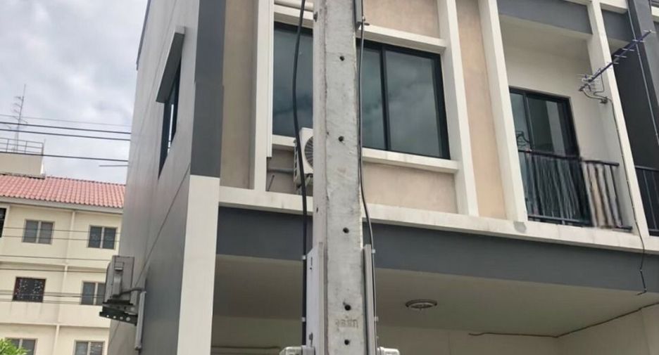 For sale 3 bedrooms townhouse in Lat Krabang, Bangkok