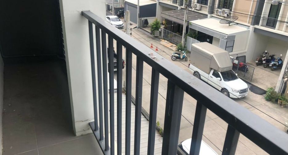 For sale 3 bedrooms townhouse in Lat Krabang, Bangkok
