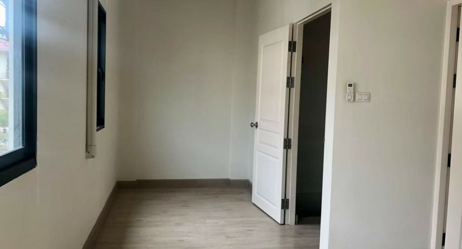 For sale 3 bedrooms townhouse in Lat Krabang, Bangkok