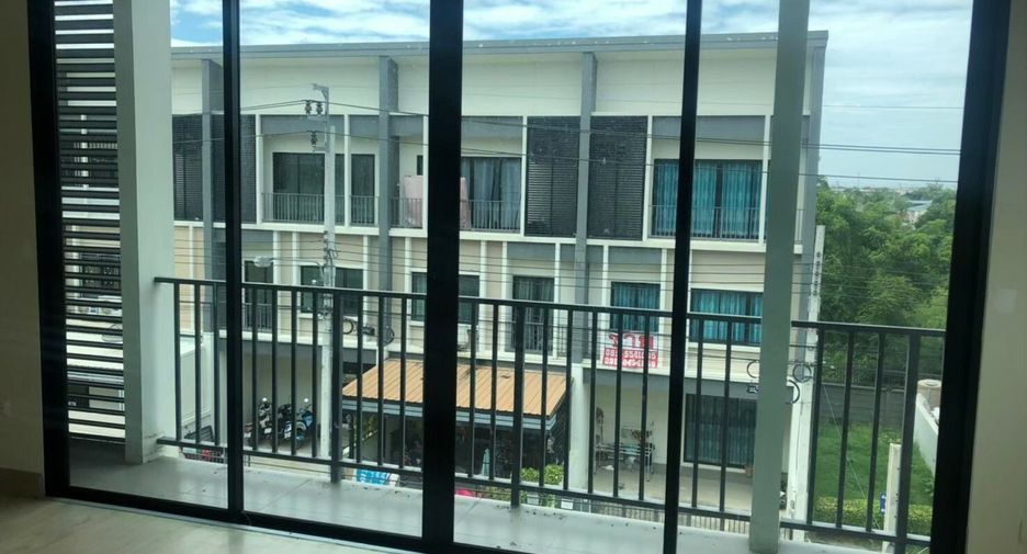 For sale 3 bedrooms townhouse in Lat Krabang, Bangkok