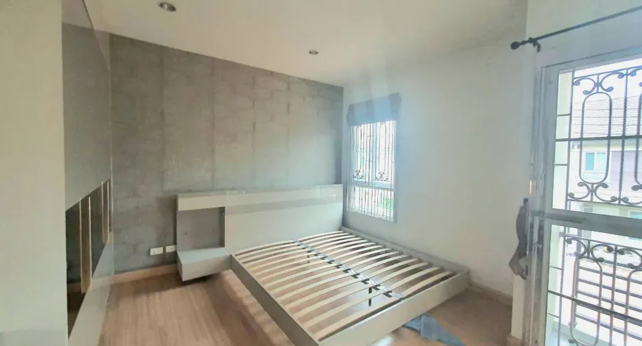 Casa adosada en venta de 2 habitaciones en Mueang Pathum Thani, Pathum Thani