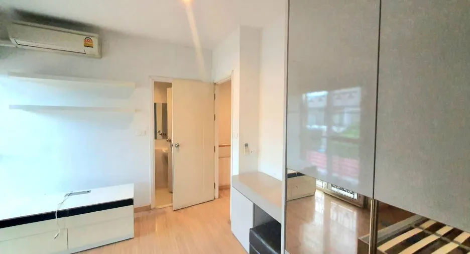Casa adosada en venta de 2 habitaciones en Mueang Pathum Thani, Pathum Thani