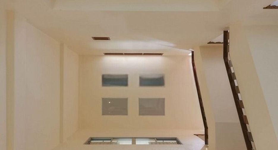 For sale 3 bedrooms townhouse in Phra Khanong, Bangkok