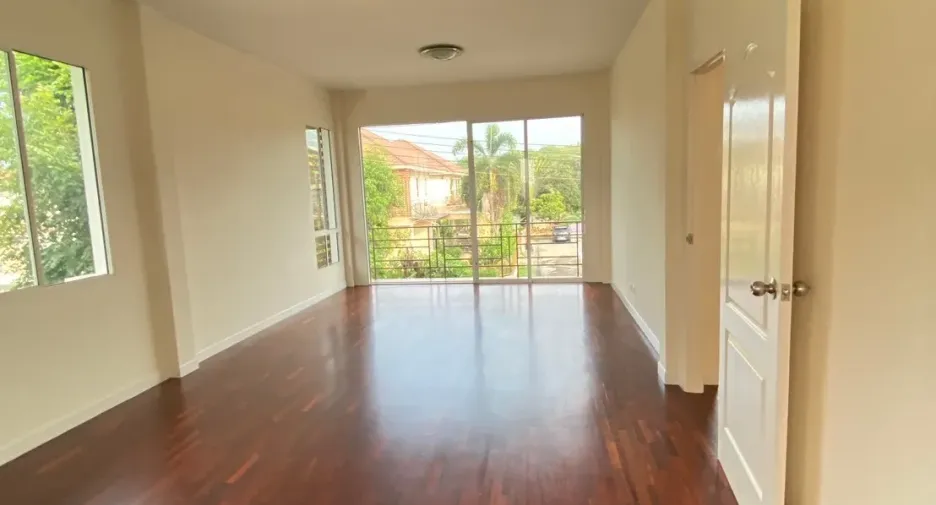 Casa en venta de 5 habitaciones en Phutthamonthon, Nakhon Pathom