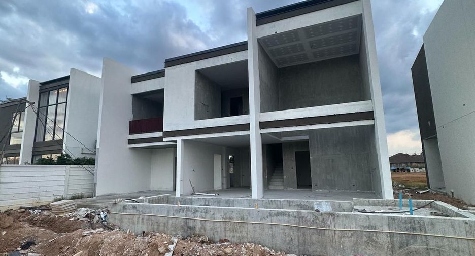 Villa zum Kauf mit 4 Zimmer in Bang Lamung, Chonburi