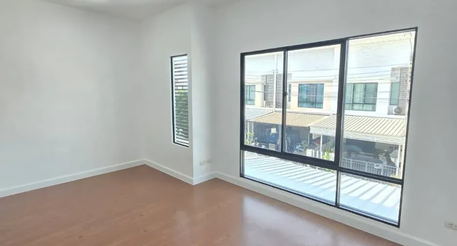 Casa adosada en venta de 3 habitaciones en Bang Kruai, Nonthaburi