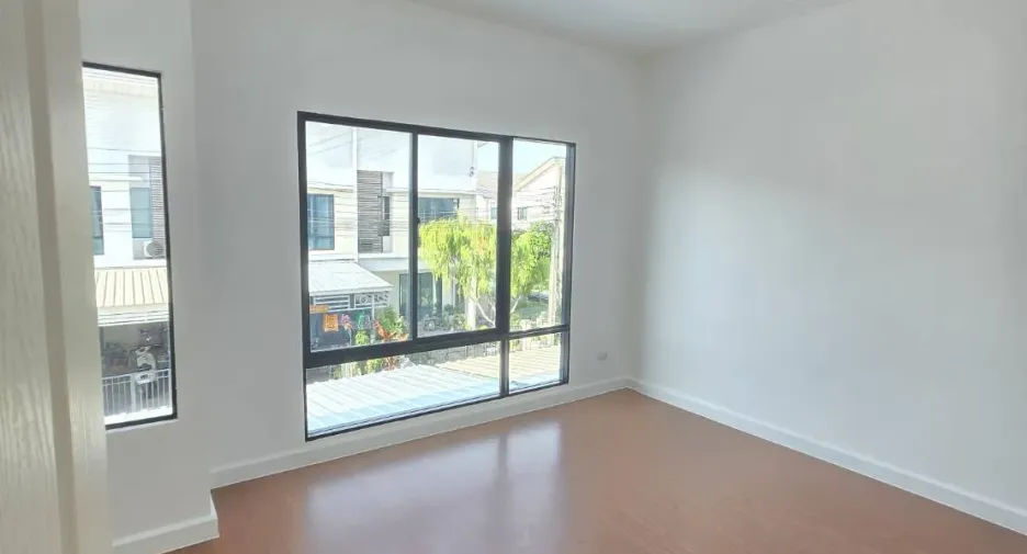 Casa adosada en venta de 3 habitaciones en Bang Kruai, Nonthaburi