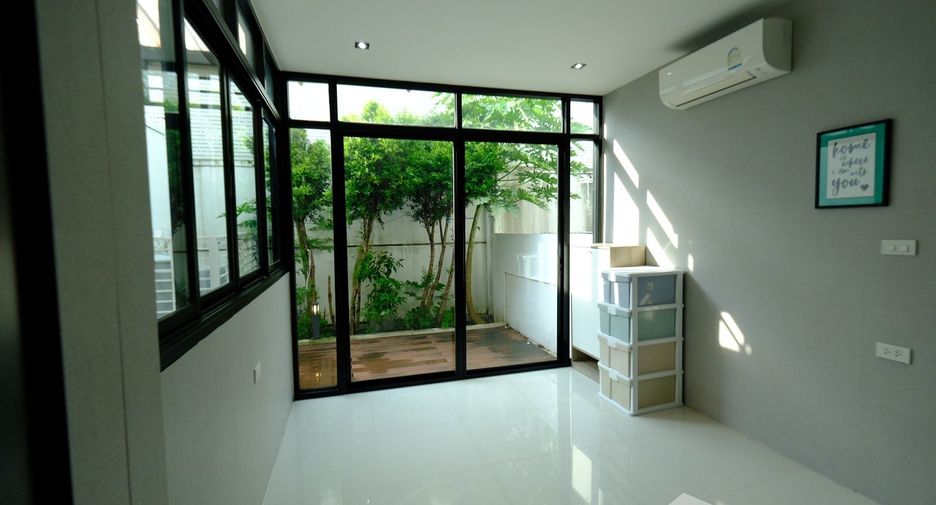 For sale 3 ベッドルーム townhouse in Lat Phrao, Bangkok