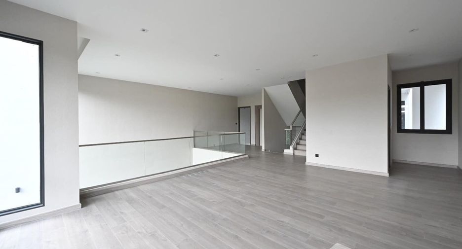 Villa en venta de 4 habitaciones en Huai Khwang, Bangkok