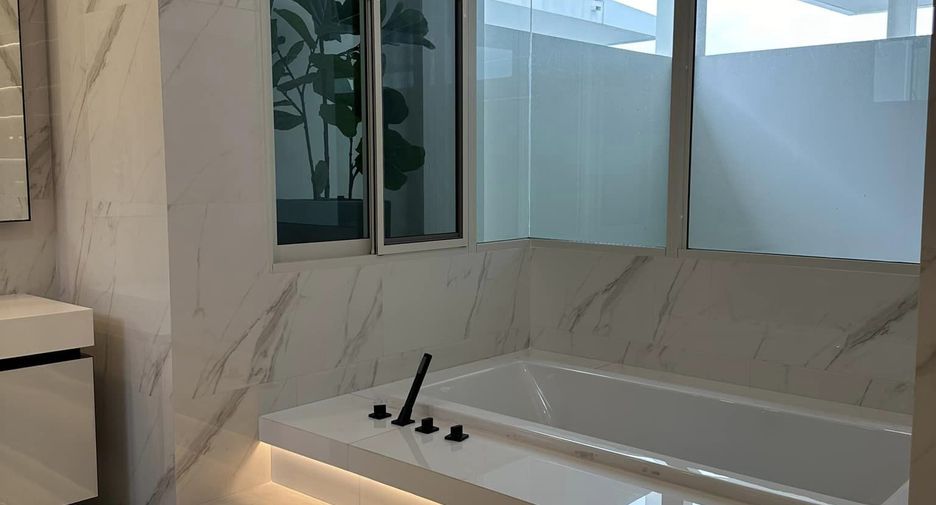 For sale and for rent 4 bedrooms house in Bueng Kum, Bangkok