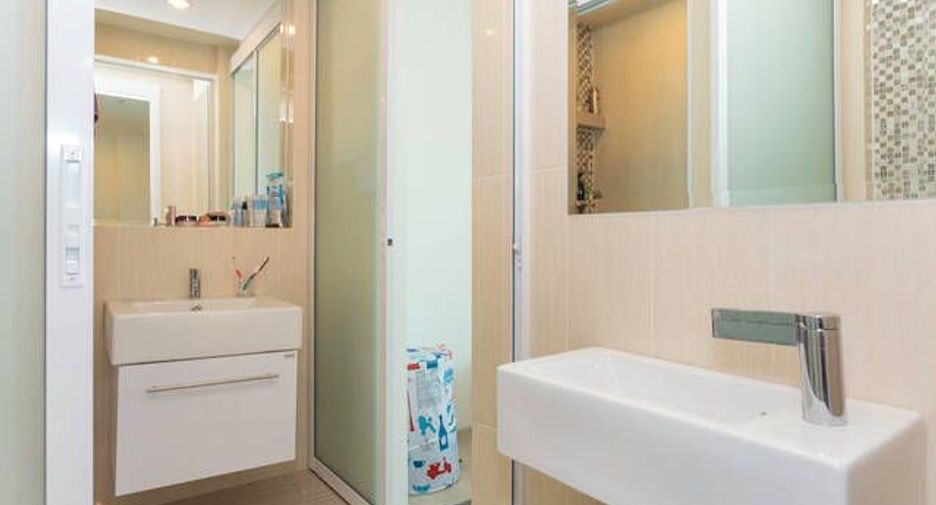 For sale 2 bedrooms condo in Huai Khwang, Bangkok
