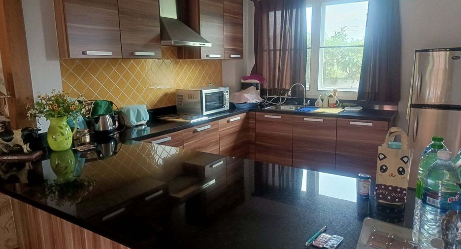 À vendre et à louer 3 chambres maison à Sattahip, Chonburi