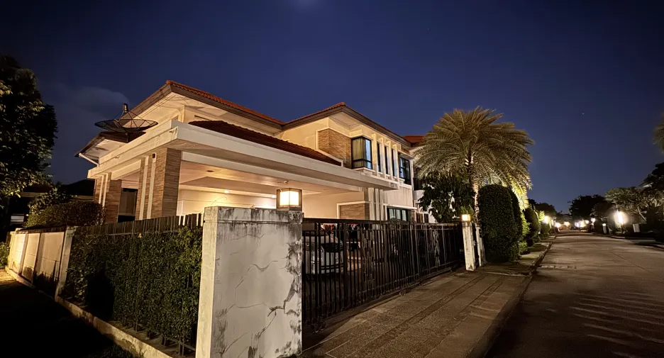 Haus zum Kauf mit 4 Zimmer in Mueang Nonthaburi, Nonthaburi