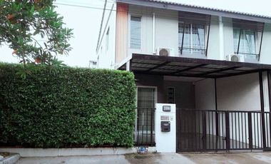 Casa adosada en venta de 3 habitaciones en Bang Phli, Samut Prakan