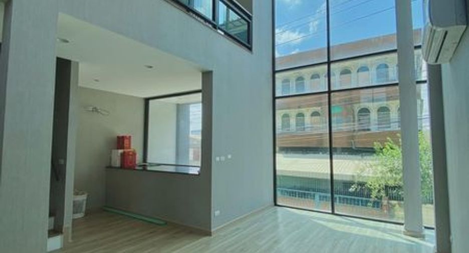 For rent and for sale 3 bedrooms townhouse in Lat Phrao, Bangkok
