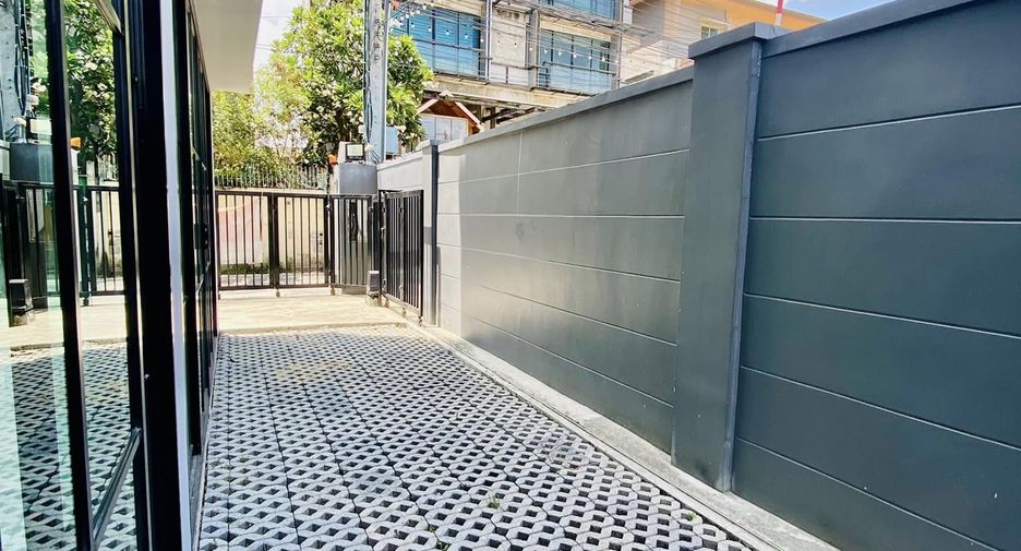 For rent and for sale 3 bedrooms townhouse in Lat Phrao, Bangkok