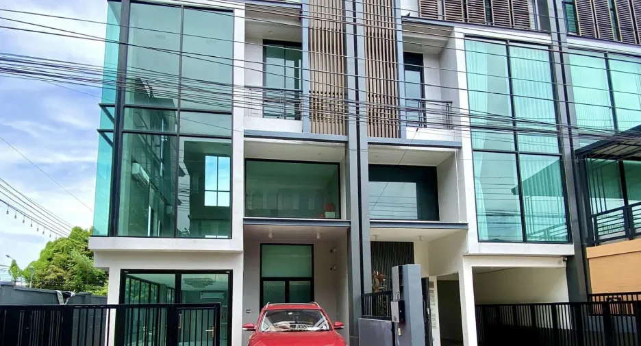 For rent and for sale 3 bedrooms townhouse in Lat Phrao, Bangkok