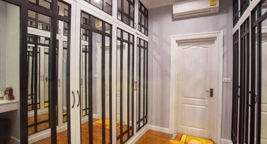 For sale 5 bedrooms house in Khan Na Yao, Bangkok