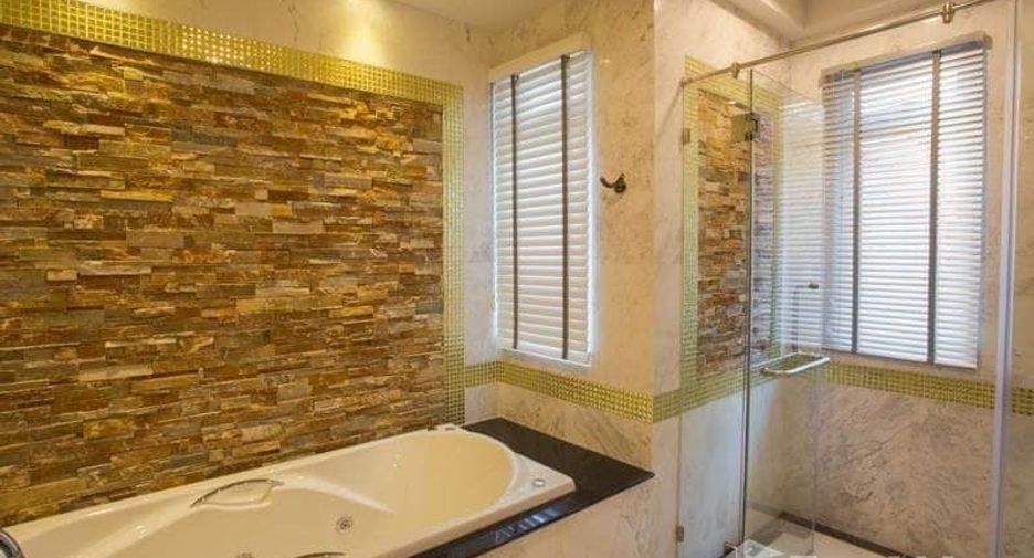 For sale 5 bedrooms house in Khan Na Yao, Bangkok
