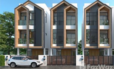 For sale 4 bedrooms townhouse in Watthana, Bangkok