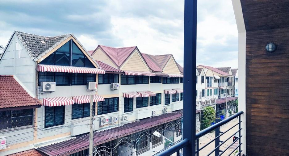 For rent 3 bedrooms townhouse in Pak Kret, Nonthaburi
