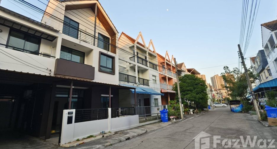 For rent 3 bedrooms townhouse in Pak Kret, Nonthaburi